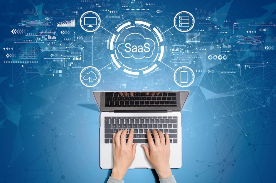 IT-Recht - Die Verwendung von SaaS - Rechtsanwalt Thies Ove Plath SaaS - Software-as-a-Service-Konzept, bei dem der Nutzer einen Laptop benutzt